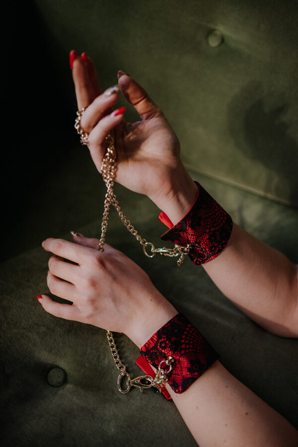 Kajdanki dla dorosłych w kolorze czerwono-czarnym "Havana"