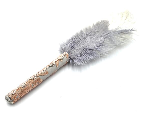 Piórko do łaskotania w kolorze szaro-łososiowym