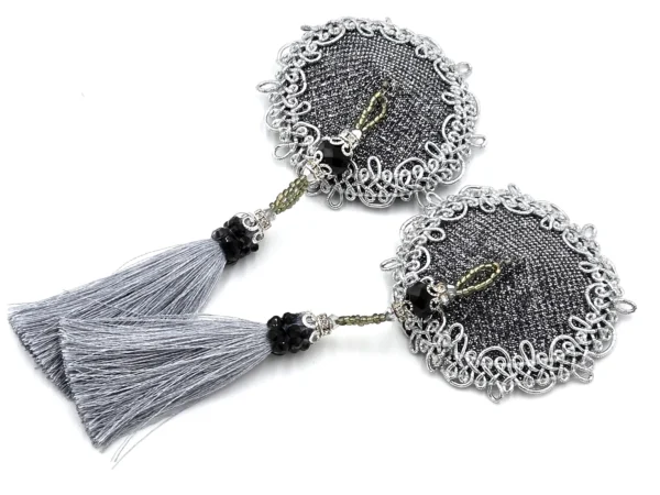 Ekskluzywne pasties z chwostem w kolorze srebrnym.