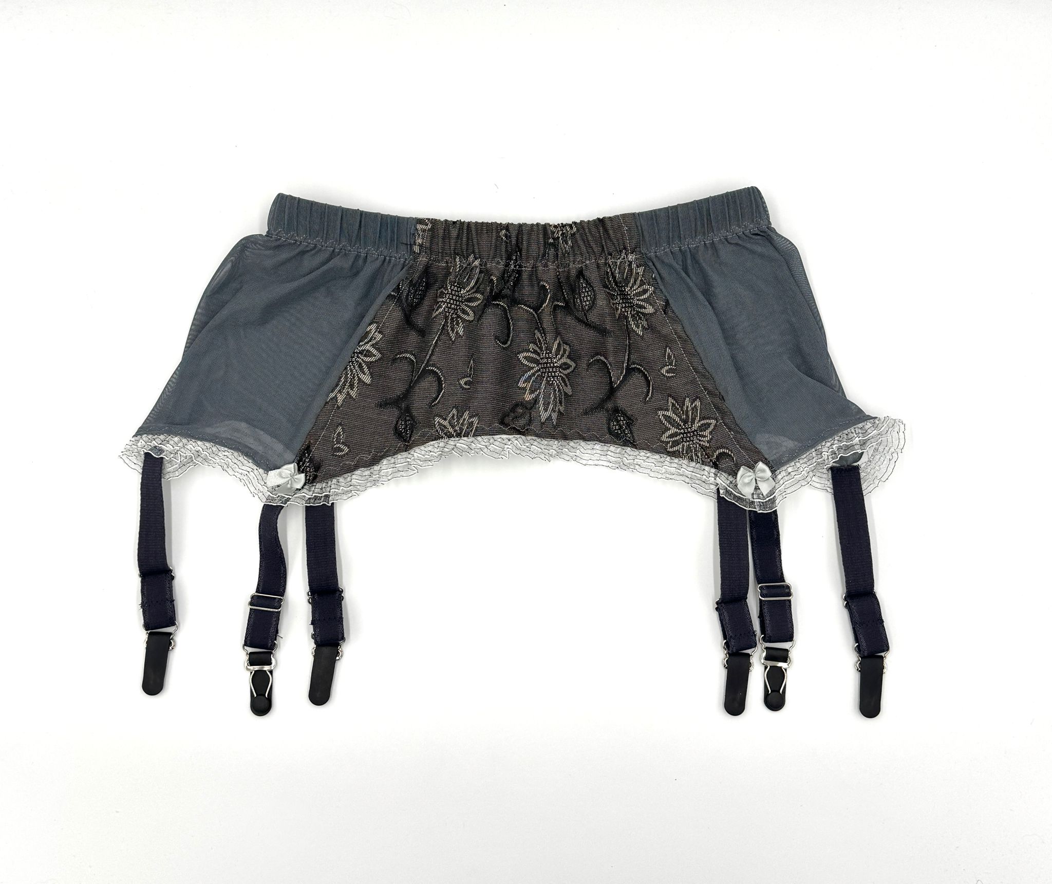 pas do pończoch szary z koronką w kwiaty i ozdobną falbanką w paski