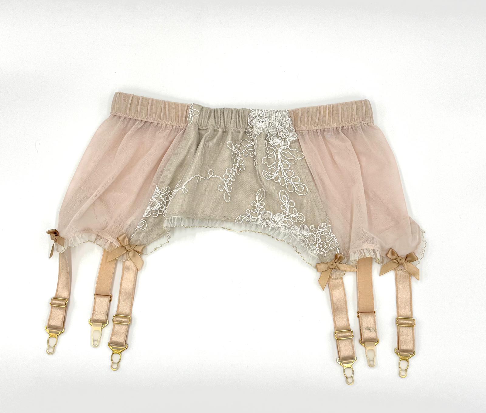 beżowy pas do pończoch z koronką 