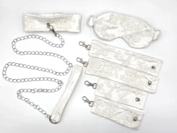 biała obroża ze smyczą