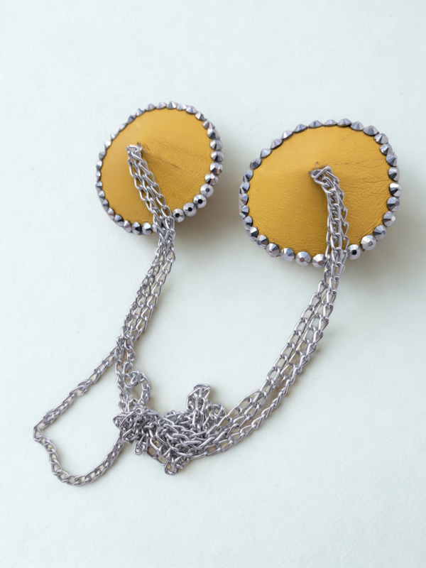 Zmysłowe pasties w kolorze żółtym z łańcuszkiem