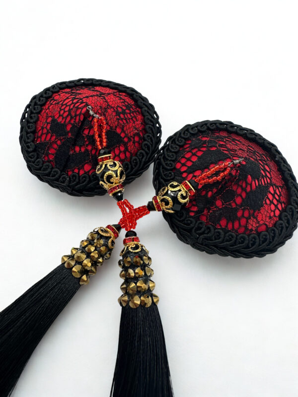 Koronkowe pasties w kolorze czerwieni i czerni