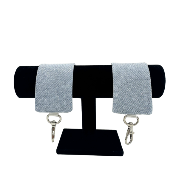 Jasnobłękitne kajdanki z srebrnymi dodatkami