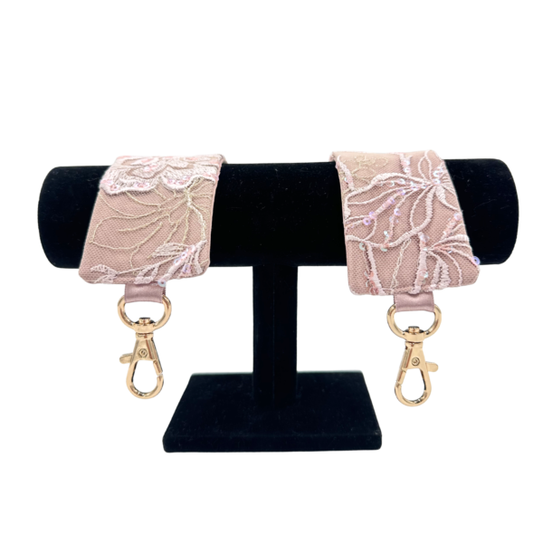 Jasnoróżowe kajdanki z kwiatową koronką