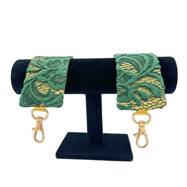 Złote kajdanki z zieloną dekoracyjną koronką