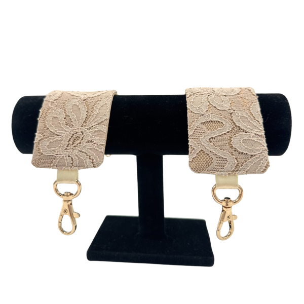 Kremowe kajdanki z kwiatową koronką