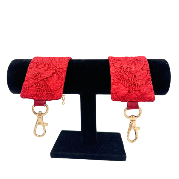 Kajdanki z fakturowaną koronką w kolorze ognistej czerwieni