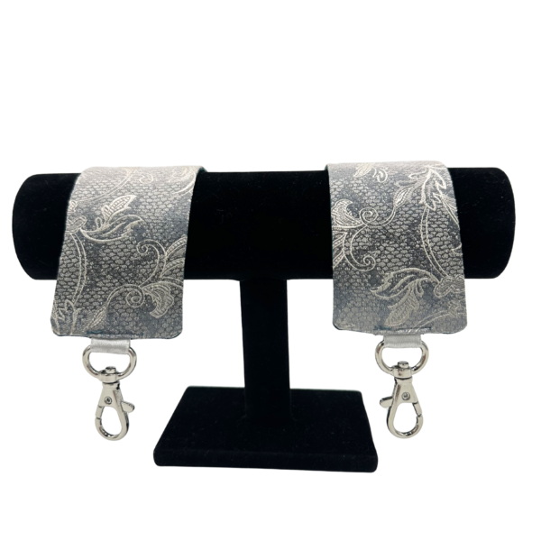 Ozdobne kajdanki z srebrnymi dodatkami