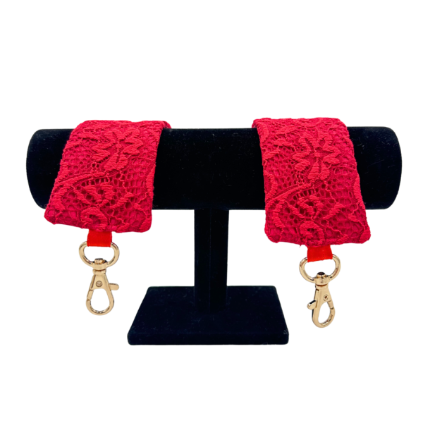 Czerwone kajdanki z miękką koronką
